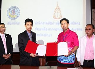Pakorn Sukohnchat (High Court Prosecutor) and Sirichai Sutheeweerakachon (Expert Prosecutor for the Provincial Attorney’s Office in Region 2, Acting on behalf of the Pattaya Attorney) attend the signing ceremony with Pattaya City Mayor Itthipol Kunplome and Sunthorn Rattanawaraha (Pattaya City Manager)